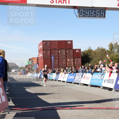 03.10.2025 - Köhlbrandbrückenlauf Lena Gebhardt http://msf.ph/oto/9036156 03.10.2025 12:44:54 Ziel 6610 meine-sportfotos.de