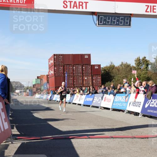 03.10.2025 - Köhlbrandbrückenlauf Lena Gebhardt http://msf.ph/oto/9036169 03.10.2025 12:44:54 Ziel 6610 meine-sportfotos.de