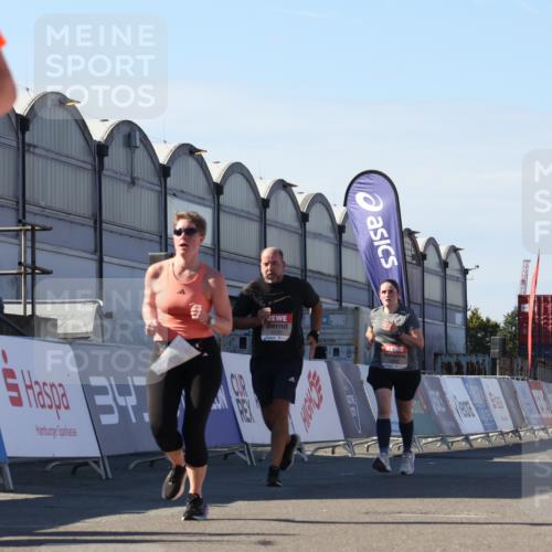 03.10.2025 - Köhlbrandbrückenlauf Luisa Fischer http://msf.ph/oto/9036174 03.10.2025 13:22:04 Ziel 4291, 4934, 5180, 5776, 6005, 6173, 6237, 6332, 6416, 6684, 6687, 6729 meine-sportfotos.de