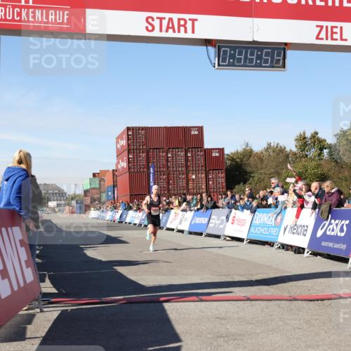 03.10.2025 - Köhlbrandbrückenlauf Lena Gebhardt http://msf.ph/oto/9036176 03.10.2025 12:44:55 Ziel 6610 meine-sportfotos.de