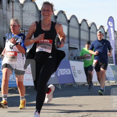 03.10.2025 - Köhlbrandbrückenlauf Luisa Fischer http://msf.ph/oto/9036225 03.10.2025 13:22:12 Ziel 4291, 4706, 4934, 5180, 5235, 5720, 5776, 6173, 6237, 6416, 6531, 6729 meine-sportfotos.de
