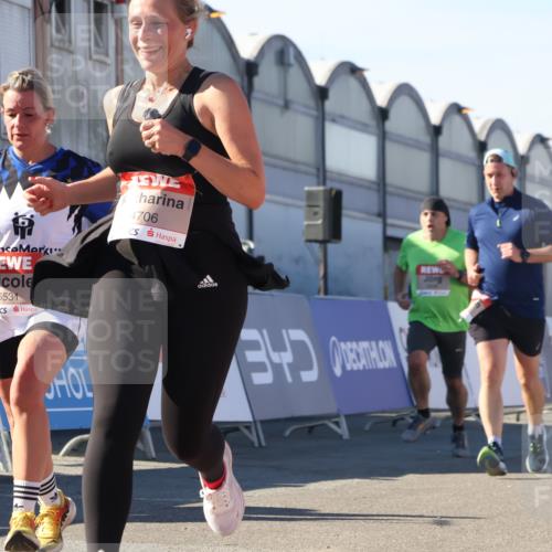 03.10.2025 - Köhlbrandbrückenlauf Luisa Fischer http://msf.ph/oto/9036227 03.10.2025 13:22:12 Ziel 4291, 4706, 4934, 5180, 5235, 5720, 5776, 6173, 6237, 6416, 6531, 6729 meine-sportfotos.de