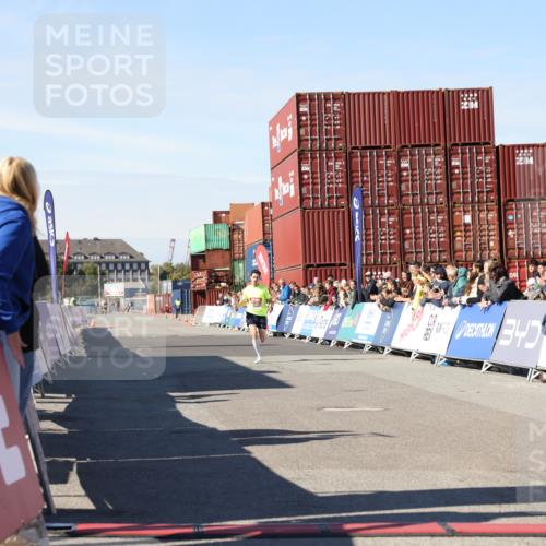 03.10.2025 - Köhlbrandbrückenlauf Lena Gebhardt http://msf.ph/oto/9036265 03.10.2025 12:45:18 Ziel 6280 meine-sportfotos.de