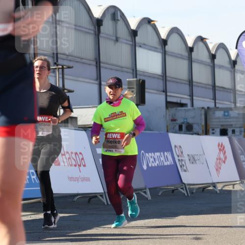 03.10.2025 - Köhlbrandbrückenlauf Luisa Fischer http://msf.ph/oto/9036281 03.10.2025 13:22:21 Ziel 4239, 4706, 5072, 5235, 5272, 5400, 5401, 5720, 5851, 5929, 6188, 6531 meine-sportfotos.de