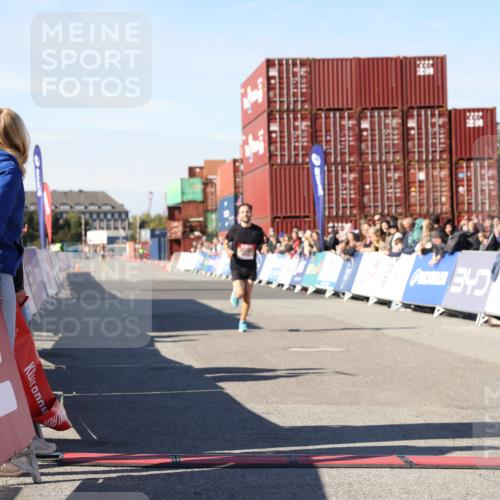 03.10.2025 - Köhlbrandbrückenlauf Lena Gebhardt http://msf.ph/oto/9036309 03.10.2025 12:45:49 Ziel 4010 meine-sportfotos.de