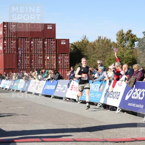 03.10.2025 - Köhlbrandbrückenlauf Lena Gebhardt http://msf.ph/oto/9036340 03.10.2025 12:46:06 Ziel 4004 meine-sportfotos.de