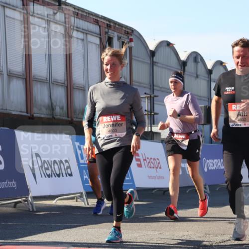 03.10.2025 - Köhlbrandbrückenlauf Luisa Fischer http://msf.ph/oto/9036385 03.10.2025 13:22:50 Ziel 4602, 4603, 5046, 5924, 5925, 6107, 6261 meine-sportfotos.de