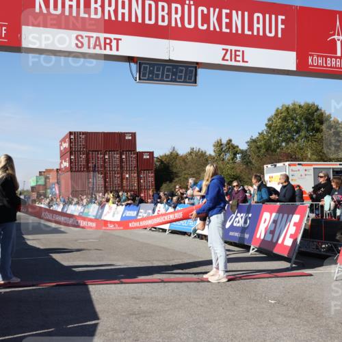 03.10.2025 - Köhlbrandbrückenlauf Lena Gebhardt http://msf.ph/oto/9036388 03.10.2025 12:46:37 Ziel 4027, 4033 meine-sportfotos.de