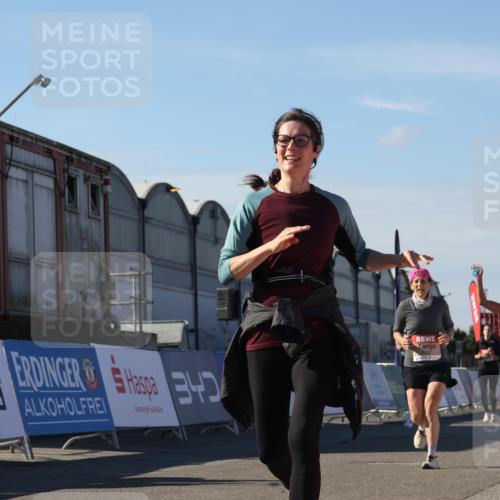 03.10.2025 - Köhlbrandbrückenlauf Luisa Fischer http://msf.ph/oto/9036407 03.10.2025 13:22:54 Ziel 4602, 4603, 5046, 5189, 5812, 5924, 5925, 6027 meine-sportfotos.de