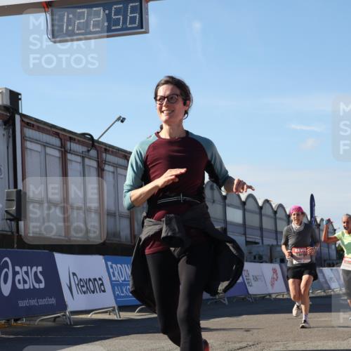 03.10.2025 - Köhlbrandbrückenlauf Luisa Fischer http://msf.ph/oto/9036416 03.10.2025 13:22:55 Ziel 4602, 4603, 5046, 5189, 5812, 5924, 5925, 6027 meine-sportfotos.de