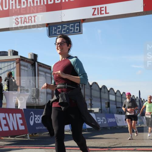 03.10.2025 - Köhlbrandbrückenlauf Luisa Fischer http://msf.ph/oto/9036420 03.10.2025 13:22:55 Ziel 4602, 4603, 5046, 5189, 5812, 5924, 5925, 6027 meine-sportfotos.de