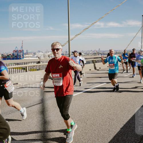 03.10.2025 - Köhlbrandbrückenlauf Michael Burmester http://msf.ph/oto/9036437 03.10.2025 12:29:12 Position 1 6564, 6177, 1 meine-sportfotos.de