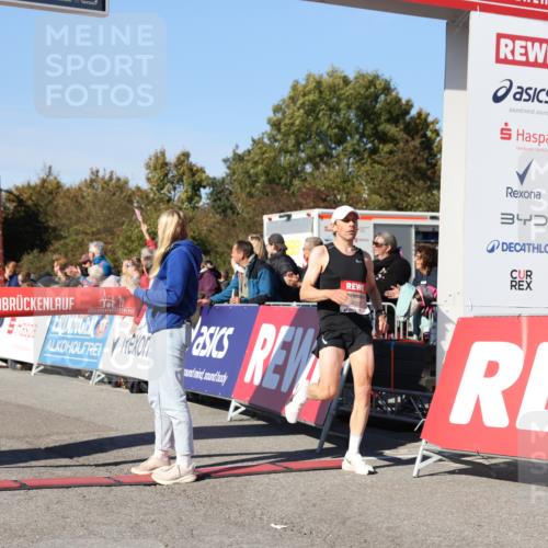 03.10.2025 - Köhlbrandbrückenlauf Lena Gebhardt http://msf.ph/oto/9036438 03.10.2025 12:46:45 Ziel 4027, 4033, 6740 meine-sportfotos.de