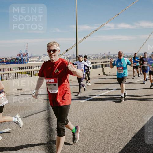 03.10.2025 - Köhlbrandbrückenlauf Michael Burmester http://msf.ph/oto/9036443 03.10.2025 12:29:12 Position 1 6564, 6177, 6536 meine-sportfotos.de