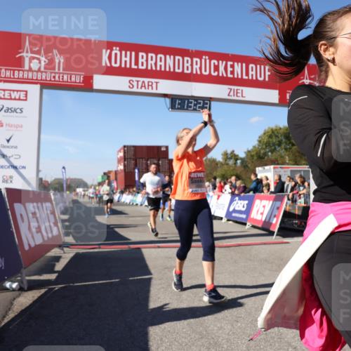 03.10.2025 - Köhlbrandbrückenlauf Lena Gebhardt http://msf.ph/oto/9036448 03.10.2025 13:13:23 Ziel 4191, 4223, 4324, 4373, 4383, 4448, 4463, 4513, 4583, 4853, 5025, 5034, 5204, 5261, 5358, 5852, 6788, 6789, 6818 meine-sportfotos.de