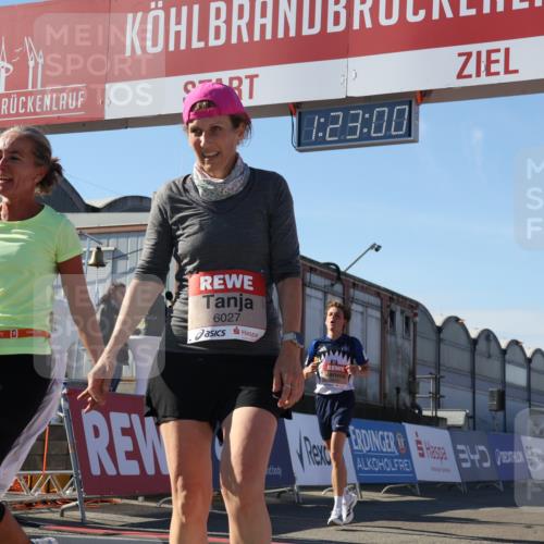 03.10.2025 - Köhlbrandbrückenlauf Luisa Fischer http://msf.ph/oto/9036468 03.10.2025 13:22:59 Ziel 4350, 4602, 4603, 4964, 4987, 5046, 5189, 5812, 5924, 5925, 6027, 6070 meine-sportfotos.de
