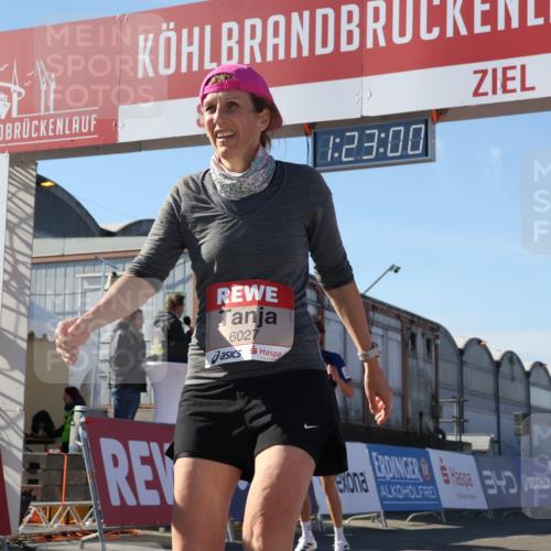 03.10.2025 - Köhlbrandbrückenlauf Luisa Fischer http://msf.ph/oto/9036473 03.10.2025 13:22:59 Ziel 4350, 4602, 4603, 4964, 4987, 5046, 5189, 5812, 5924, 5925, 6027, 6070 meine-sportfotos.de