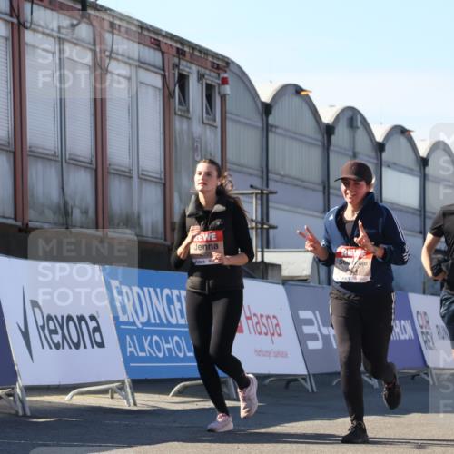03.10.2025 - Köhlbrandbrückenlauf Luisa Fischer http://msf.ph/oto/9036487 03.10.2025 13:23:02 Ziel 4350, 4964, 4987, 5046, 5189, 5712, 5812, 5924, 5925, 6027, 6070, 6071 meine-sportfotos.de