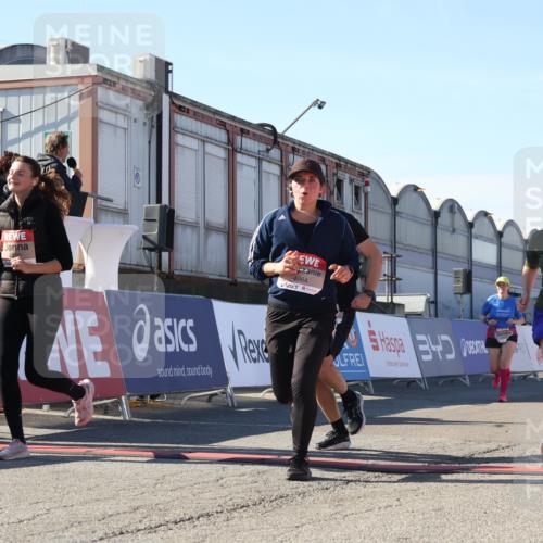 03.10.2025 - Köhlbrandbrückenlauf Luisa Fischer http://msf.ph/oto/9036512 03.10.2025 13:23:04 Ziel 4350, 4904, 4905, 4964, 4987, 5046, 5189, 5573, 5712, 5716, 5812, 6027, 6070, 6071 meine-sportfotos.de