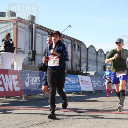 03.10.2025 - Köhlbrandbrückenlauf Luisa Fischer http://msf.ph/oto/9036515 03.10.2025 13:23:04 Ziel 4350, 4904, 4905, 4964, 4987, 5046, 5189, 5573, 5712, 5716, 5812, 6027, 6070, 6071 meine-sportfotos.de