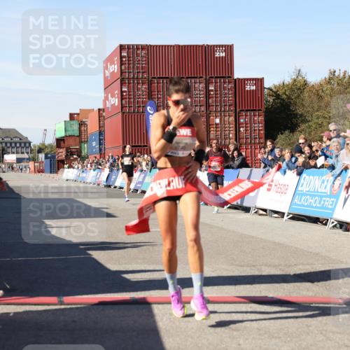 03.10.2025 - Köhlbrandbrückenlauf Lena Gebhardt http://msf.ph/oto/9036525 03.10.2025 12:46:50 Ziel 4027, 6483, 6516, 6740 meine-sportfotos.de