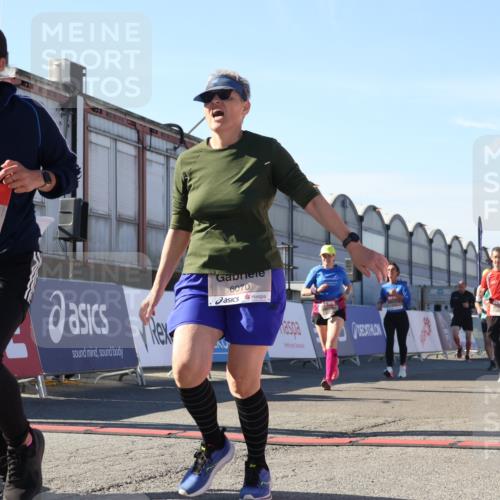 03.10.2025 - Köhlbrandbrückenlauf Luisa Fischer http://msf.ph/oto/9036528 03.10.2025 13:23:05 Ziel 4350, 4904, 4905, 4964, 4987, 5046, 5189, 5573, 5712, 5716, 5812, 6027, 6070, 6071 meine-sportfotos.de