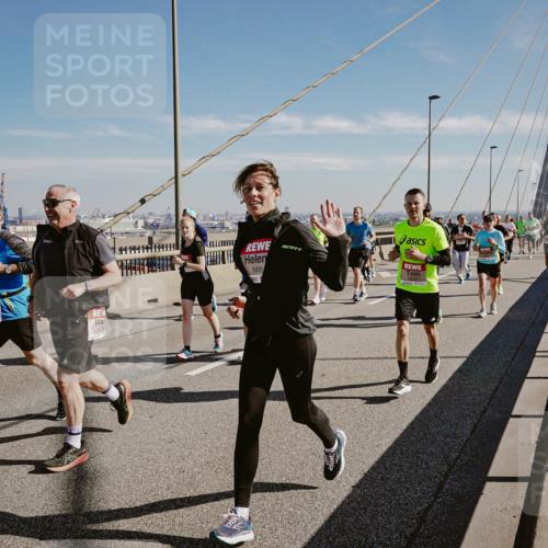 03.10.2025 - Köhlbrandbrückenlauf Michael Burmester http://msf.ph/oto/9036530 03.10.2025 12:29:16 Position 1 579, 4414, 5939 meine-sportfotos.de