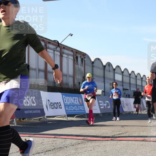 03.10.2025 - Köhlbrandbrückenlauf Luisa Fischer http://msf.ph/oto/9036535 03.10.2025 13:23:06 Ziel 4350, 4904, 4905, 4964, 4987, 5076, 5189, 5573, 5712, 5716, 5812, 6027, 6070, 6071 meine-sportfotos.de