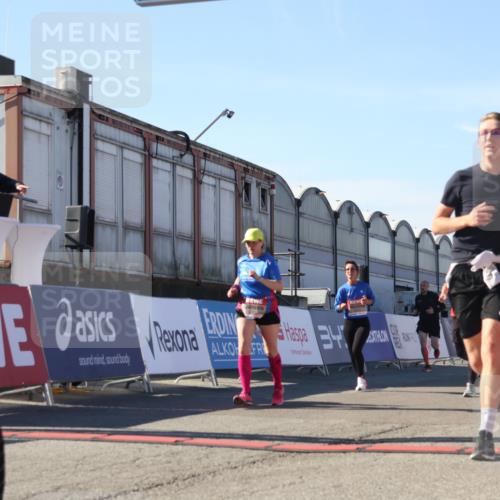 03.10.2025 - Köhlbrandbrückenlauf Luisa Fischer http://msf.ph/oto/9036540 03.10.2025 13:23:06 Ziel 4350, 4904, 4905, 4964, 4987, 5076, 5189, 5573, 5712, 5716, 5812, 6027, 6070, 6071 meine-sportfotos.de
