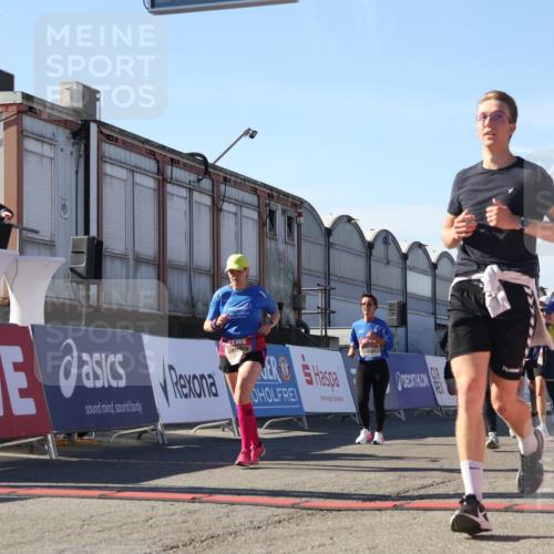03.10.2025 - Köhlbrandbrückenlauf Luisa Fischer http://msf.ph/oto/9036542 03.10.2025 13:23:06 Ziel 4350, 4904, 4905, 4964, 4987, 5076, 5189, 5573, 5712, 5716, 5812, 6027, 6070, 6071 meine-sportfotos.de