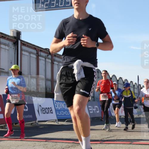 03.10.2025 - Köhlbrandbrückenlauf Luisa Fischer http://msf.ph/oto/9036552 03.10.2025 13:23:07 Ziel 4339, 4350, 4553, 4904, 4905, 4964, 4987, 5076, 5189, 5573, 5712, 5716, 5812, 6027, 6070, 6071 meine-sportfotos.de