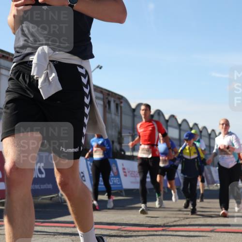 03.10.2025 - Köhlbrandbrückenlauf Luisa Fischer http://msf.ph/oto/9036556 03.10.2025 13:23:08 Ziel 4339, 4350, 4553, 4904, 4905, 4964, 4987, 5076, 5189, 5573, 5712, 5716, 5812, 6070, 6071 meine-sportfotos.de