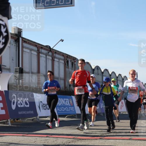 03.10.2025 - Köhlbrandbrückenlauf Luisa Fischer http://msf.ph/oto/9036561 03.10.2025 13:23:08 Ziel 4339, 4350, 4553, 4904, 4905, 4964, 4987, 5076, 5189, 5573, 5712, 5716, 5812, 6070, 6071 meine-sportfotos.de
