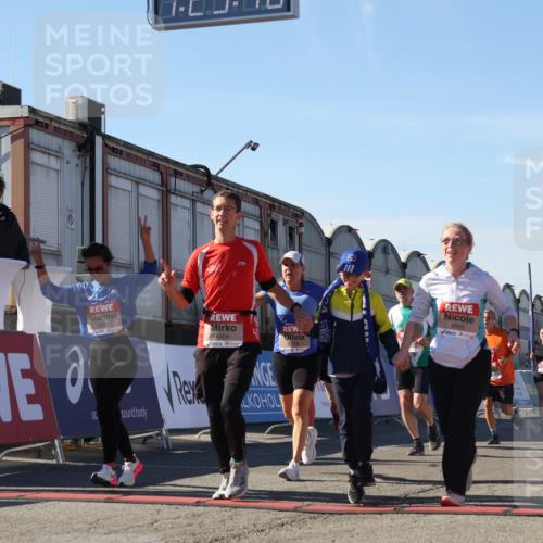 03.10.2025 - Köhlbrandbrückenlauf Luisa Fischer http://msf.ph/oto/9036566 03.10.2025 13:23:09 Ziel 4339, 4350, 4553, 4904, 4905, 4964, 4987, 5076, 5573, 5712, 5716, 5812, 6070, 6071, 6652 meine-sportfotos.de