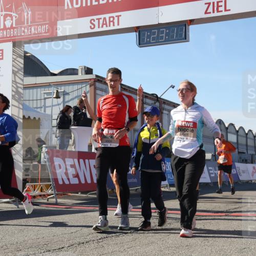 03.10.2025 - Köhlbrandbrückenlauf Luisa Fischer http://msf.ph/oto/9036581 03.10.2025 13:23:10 Ziel 4339, 4350, 4553, 4904, 4905, 4964, 4987, 5076, 5573, 5712, 5716, 5812, 6070, 6071, 6652 meine-sportfotos.de
