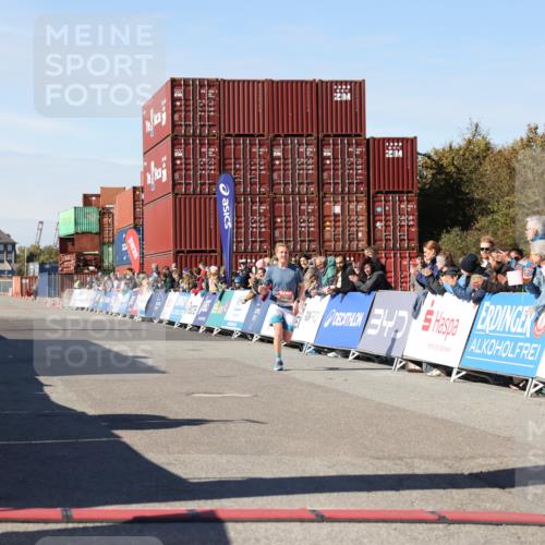 03.10.2025 - Köhlbrandbrückenlauf Lena Gebhardt http://msf.ph/oto/9036638 03.10.2025 12:47:28 Ziel 6638 meine-sportfotos.de