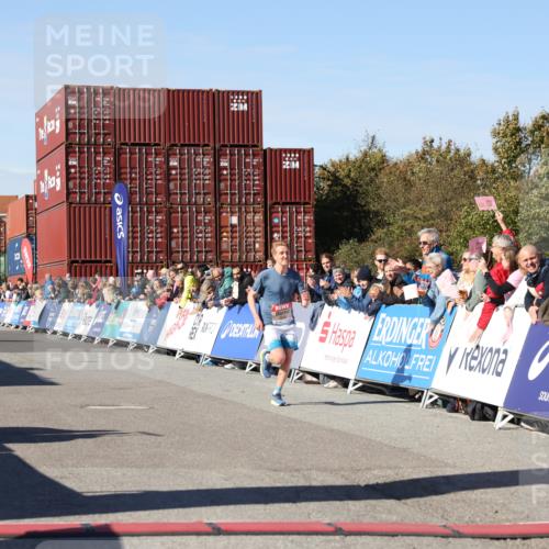 03.10.2025 - Köhlbrandbrückenlauf Lena Gebhardt http://msf.ph/oto/9036643 03.10.2025 12:47:29 Ziel 6638 meine-sportfotos.de