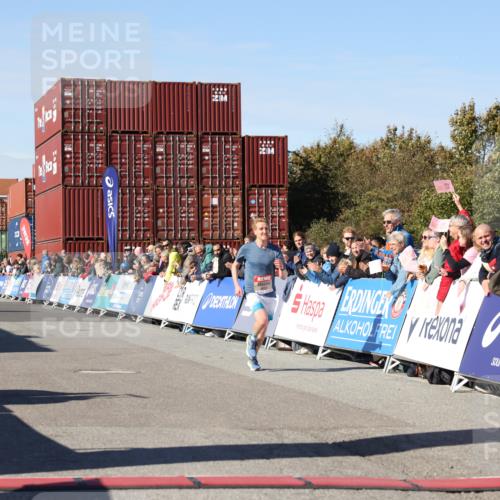 03.10.2025 - Köhlbrandbrückenlauf Lena Gebhardt http://msf.ph/oto/9036648 03.10.2025 12:47:29 Ziel 6638 meine-sportfotos.de