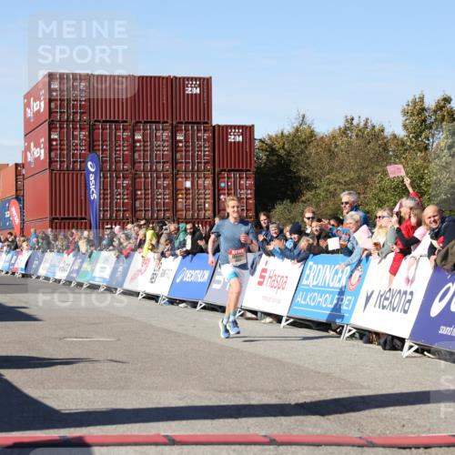 03.10.2025 - Köhlbrandbrückenlauf Lena Gebhardt http://msf.ph/oto/9036652 03.10.2025 12:47:29 Ziel 6638 meine-sportfotos.de