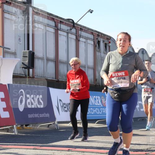 03.10.2025 - Köhlbrandbrückenlauf Luisa Fischer http://msf.ph/oto/9036682 03.10.2025 13:23:26 Ziel 4450, 4477, 4719, 4887, 4892, 4911, 5003, 5114, 6277, 6291, 6337, 6338, 6378, 6618, 6619, 6653 meine-sportfotos.de