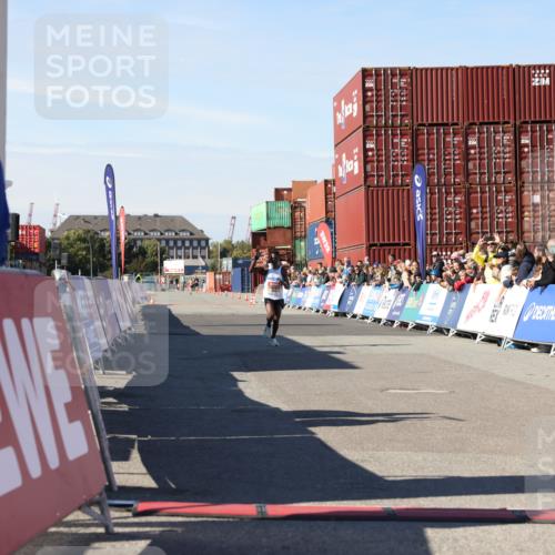 03.10.2025 - Köhlbrandbrückenlauf Lena Gebhardt http://msf.ph/oto/9036701 03.10.2025 12:48:25 Ziel 6359 meine-sportfotos.de