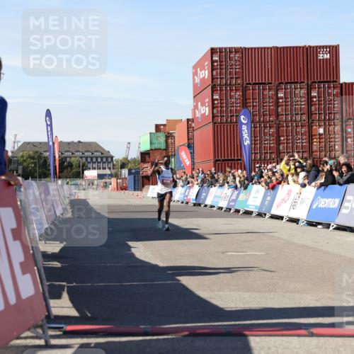 03.10.2025 - Köhlbrandbrückenlauf Lena Gebhardt http://msf.ph/oto/9036711 03.10.2025 12:48:26 Ziel 6359 meine-sportfotos.de