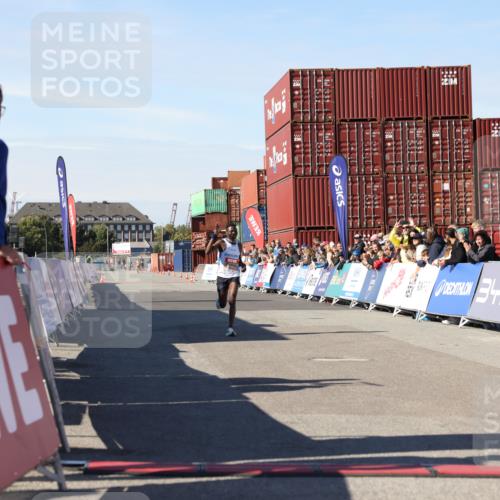 03.10.2025 - Köhlbrandbrückenlauf Lena Gebhardt http://msf.ph/oto/9036720 03.10.2025 12:48:26 Ziel 6359 meine-sportfotos.de