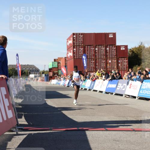 03.10.2025 - Köhlbrandbrückenlauf Lena Gebhardt http://msf.ph/oto/9036724 03.10.2025 12:48:28 Ziel 6359 meine-sportfotos.de