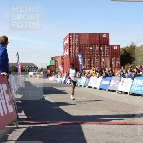 03.10.2025 - Köhlbrandbrückenlauf Lena Gebhardt http://msf.ph/oto/9036729 03.10.2025 12:48:28 Ziel 6359 meine-sportfotos.de