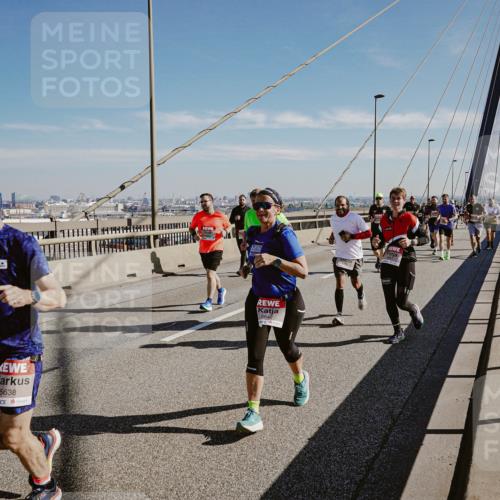 03.10.2025 - Köhlbrandbrückenlauf Michael Burmester http://msf.ph/oto/9036730 03.10.2025 12:29:26 Position 1 5638, 5642 meine-sportfotos.de