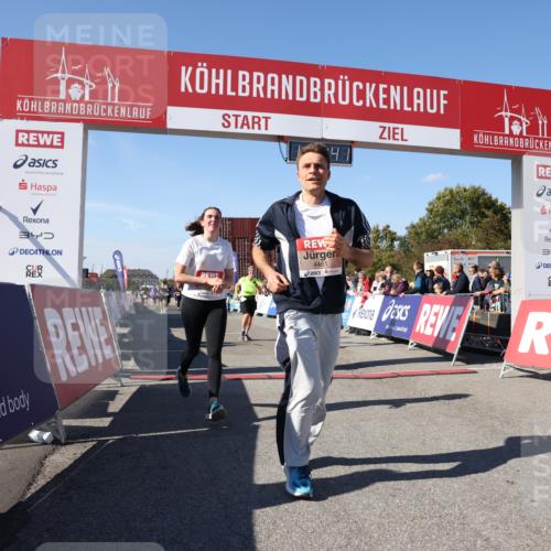 03.10.2025 - Köhlbrandbrückenlauf Lena Gebhardt http://msf.ph/oto/9036738 03.10.2025 13:13:42 Ziel 4348, 4461, 4580, 4595, 5147, 5802, 5884, 5886, 5908, 6116, 6363, 6366 meine-sportfotos.de