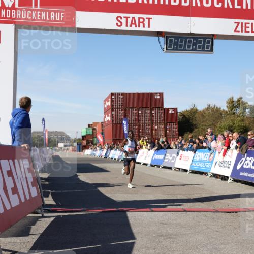 03.10.2025 - Köhlbrandbrückenlauf Lena Gebhardt http://msf.ph/oto/9036747 03.10.2025 12:48:28 Ziel 6359 meine-sportfotos.de
