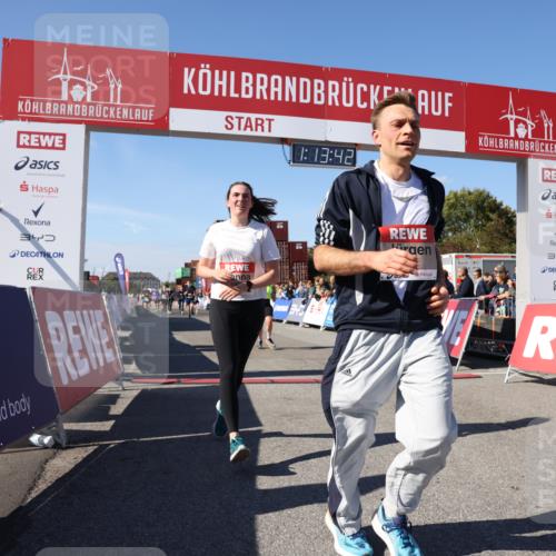 03.10.2025 - Köhlbrandbrückenlauf Lena Gebhardt http://msf.ph/oto/9036748 03.10.2025 13:13:42 Ziel 4348, 4461, 4580, 4595, 5147, 5802, 5884, 5886, 5908, 6116, 6363, 6366 meine-sportfotos.de
