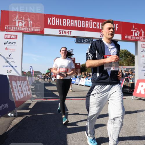 03.10.2025 - Köhlbrandbrückenlauf Lena Gebhardt http://msf.ph/oto/9036754 03.10.2025 13:13:42 Ziel 4348, 4461, 4580, 4595, 5147, 5802, 5884, 5886, 5908, 6116, 6363, 6366 meine-sportfotos.de